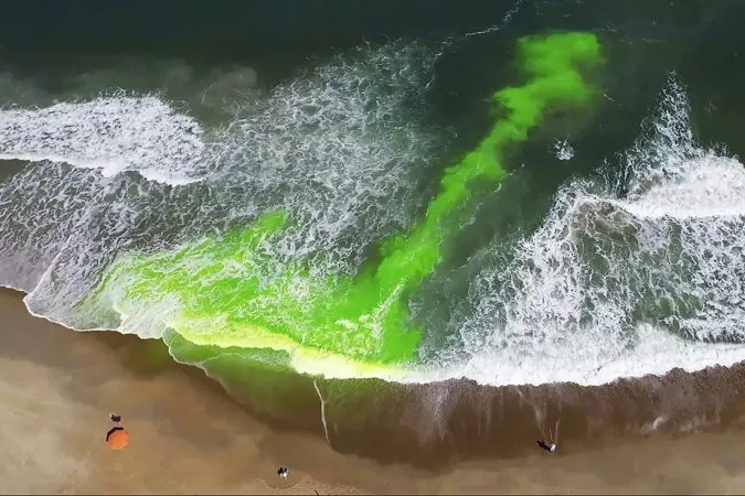 Rip current shown in using dye